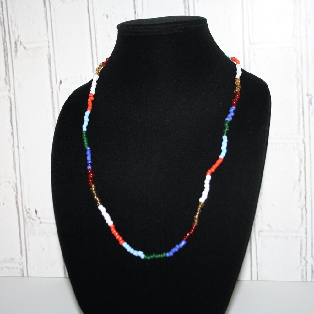 Beautiful red, blue and green glass beaded necklace 33" - Picture 4 of 5